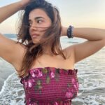 Ketika Sharma Instagram - “Waves are the love letters the ocean writes to the shore.” - Sharvari Tadvi 📸 @shazzalamphotography ✨🙌🏼 #ocean #sea #peace #nature #sunset #sundowner #grounding #gratitude