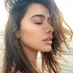 Ketika Sharma Instagram - “Waves are the love letters the ocean writes to the shore.” - Sharvari Tadvi 📸 @shazzalamphotography ✨🙌🏼 #ocean #sea #peace #nature #sunset #sundowner #grounding #gratitude