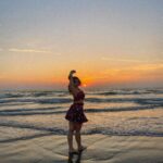 Ketika Sharma Instagram - “Waves are the love letters the ocean writes to the shore.” - Sharvari Tadvi 📸 @shazzalamphotography ✨🙌🏼 #ocean #sea #peace #nature #sunset #sundowner #grounding #gratitude