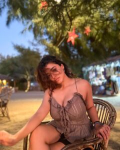Ketika Sharma Instagram - Ambaraa vi ghula ghula sa laage 🌅 📸 @shazzalamphotography ✨ #best #light #bestvibes