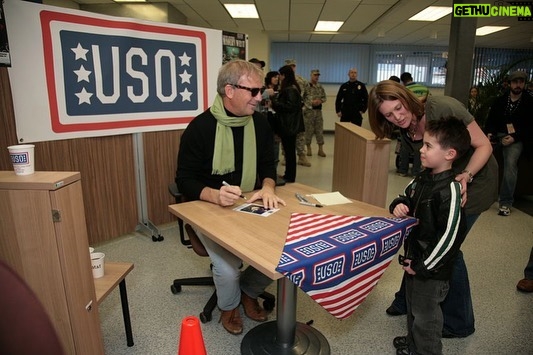 Kevin Costner Instagram - I speak for the band when I say that our show for USO troops and their families at U.S. Army Garrison Grafenwoehr was one of the most special experiences we've shared. ๐บ๐ธ May we all take time to honor those who have fallen to protect our country on this #MemorialDay.
