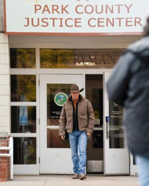Kevin Costner Instagram - Hope you’ve had a great holiday with the ones you love most. Who’s watching #Yellowstone with the family tonight?