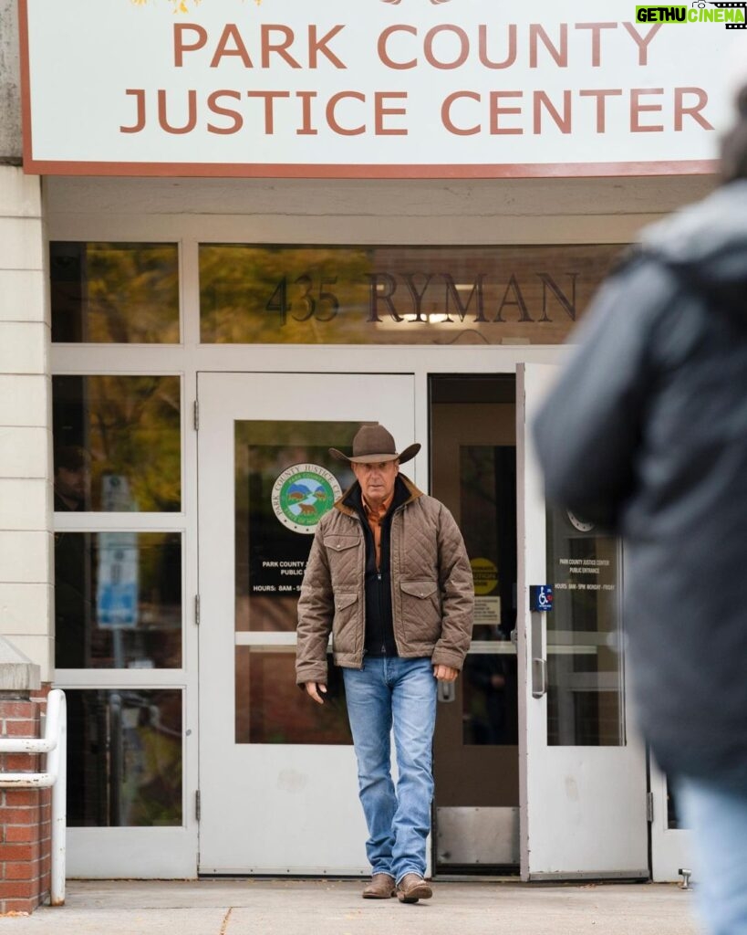 Kevin Costner Instagram - Hope you’ve had a great holiday with the ones you love most. Who’s watching #Yellowstone with the family tonight?