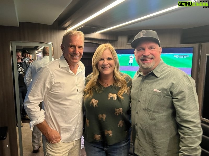 Kevin Costner Instagram - What a treat to have these legends come see our show. Thanks for coming out, @garthbrooks & @trishayearwood! #TalesFromYellowstone Brown County State Park