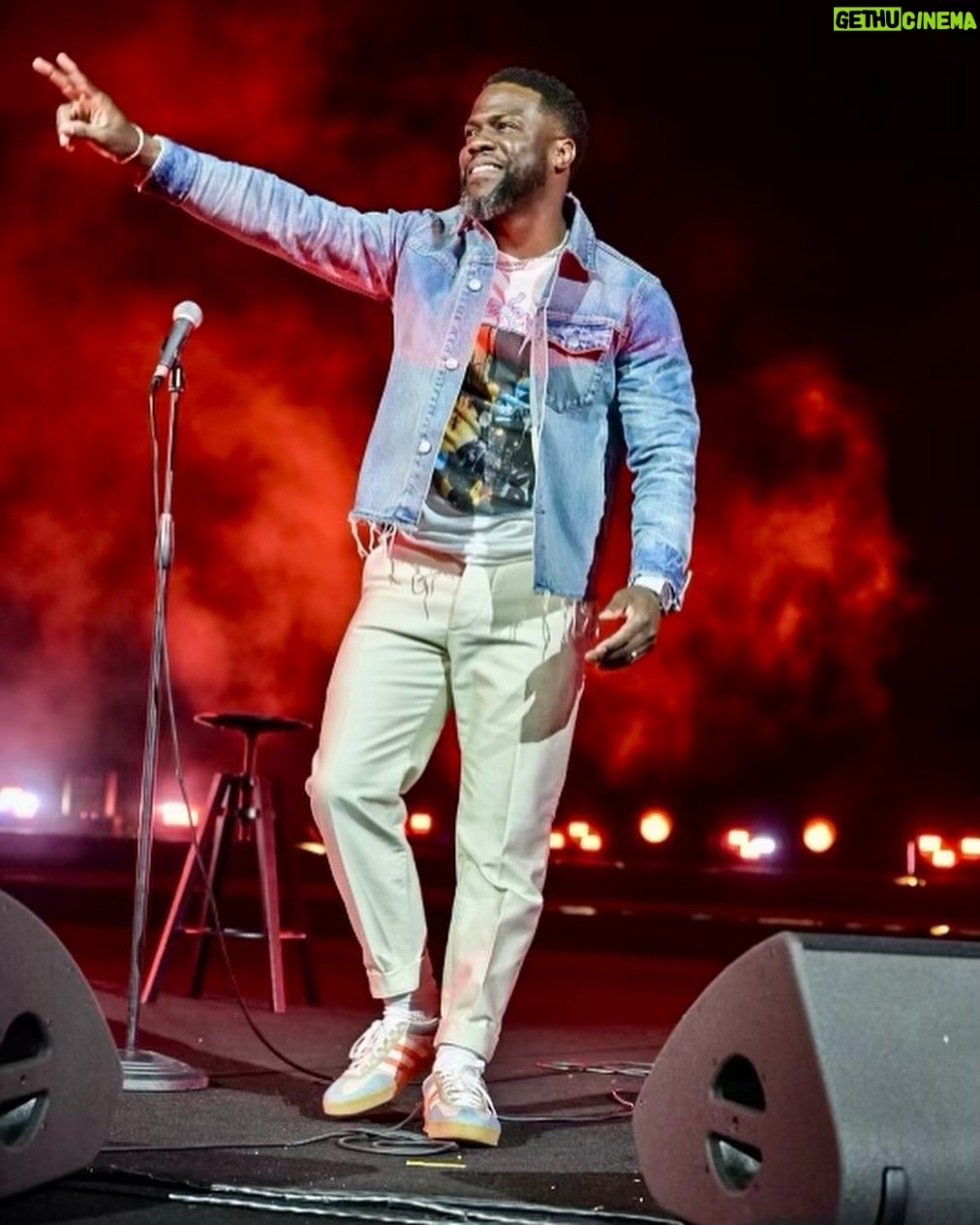Kevin Hart Instagram - I love my job!!!!! Making the world laugh and loving every minute of it!!!!! Thanks again Qatar 💪🏾 #LiveLoveLaugh #ComedicRockStarShit