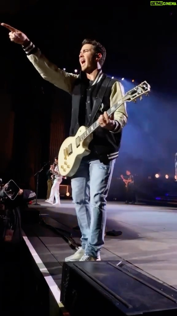 Kevin Jonas Instagram - More guitar spins headed your way on THE TOUR 😎 Tickets are on sale now. Let’s get it!