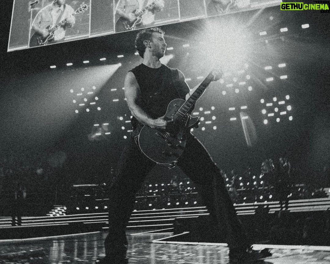 Kevin Jonas Instagram - Another fantastic show in Detroit! How high do you think I’ll be able to jump by the end of tour?