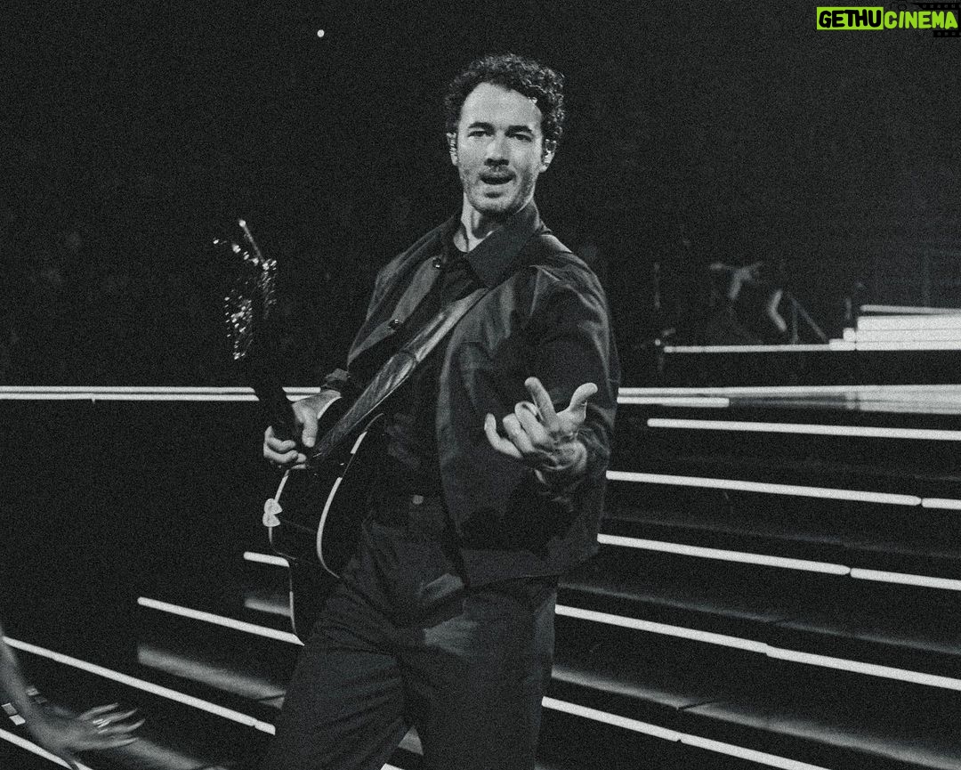 Kevin Jonas Instagram - Another fantastic show in Detroit! How high do you think I’ll be able to jump by the end of tour?