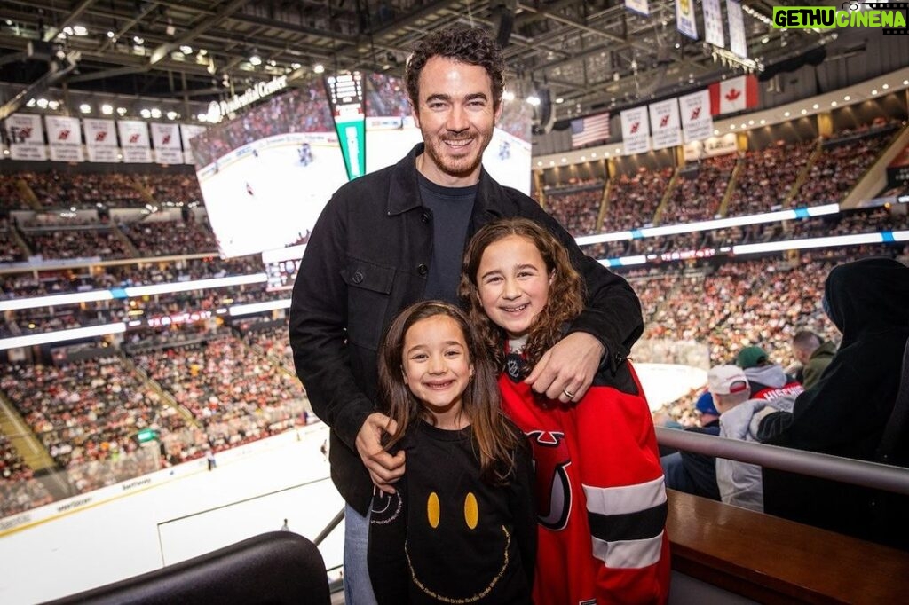Kevin Jonas Instagram - Great night out with my girls at the @njdevils game! Now I really can’t wait to perform at the #StadiumSeries game at @metlifestadium on Feb 17th 😎 @jonasbrothers