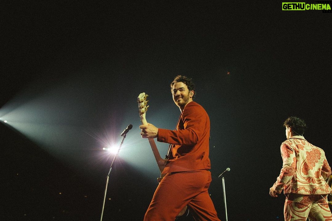 Kevin Jonas Instagram - WOW! Toronto that was wild. Thanks for another incredible show in a place close to our hearts!