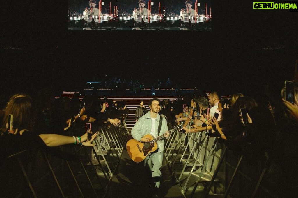 Kevin Jonas Instagram - Thanks for bringing the house down with us last night!! Hearing you sing these songs back to us on stage will never get old!