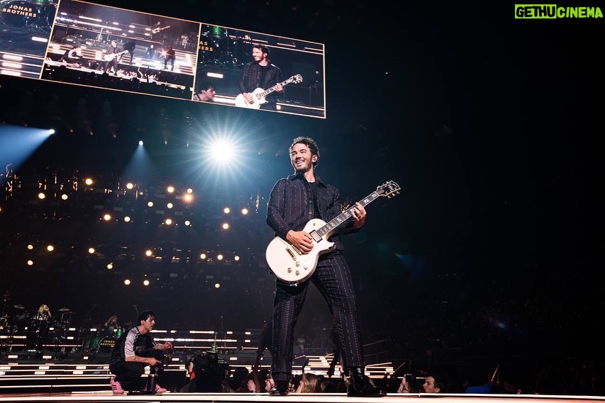 Kevin Jonas Instagram - Let’s get it Boston!! Thank you for coming out and bringing the energy. Who’s coming to see us again tonight?? #THETOUR