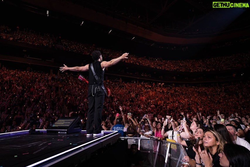 Kevin Jonas Instagram - Let’s get it Boston!! Thank you for coming out and bringing the energy. Who’s coming to see us again tonight?? #THETOUR