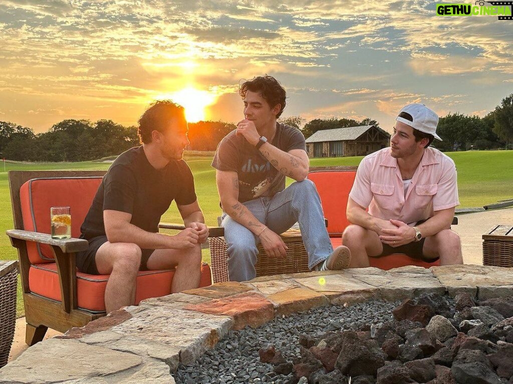 Kevin Jonas Instagram - Happy Labor Day weekend everyone. This tour has be incredible so far! Having a little family time in the Texas sunset tonight before a big Austin show tomorrow 🤘