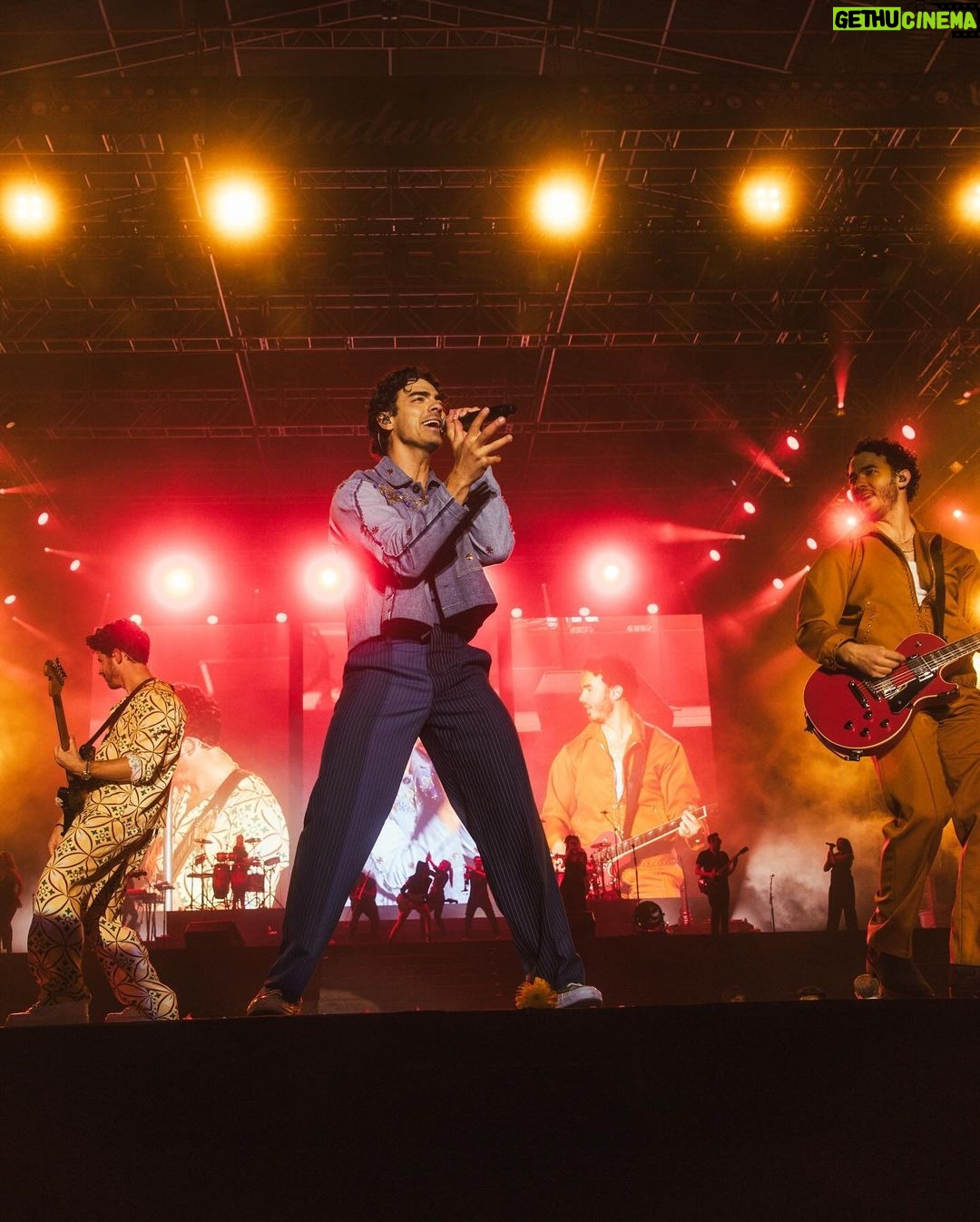 Kevin Jonas Instagram - It’s been a long time coming but we finally made it to India for an epic night at @lollaindia! Thank you for having us Mumbai 🔥