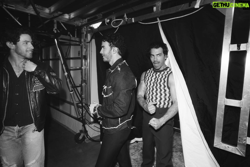 Kevin Jonas Instagram - Back at it in San Diego! Ready for Anaheim tonight 💪🏼