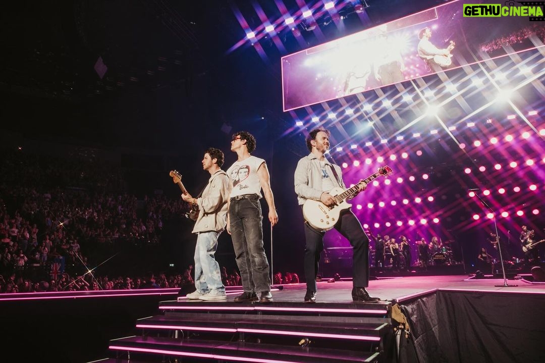 Kevin Jonas Instagram - Thank you Australia for welcoming us with open arms and coming out to celebrate each night. Until next time ❤️ Melbourne, Victoria, Australia