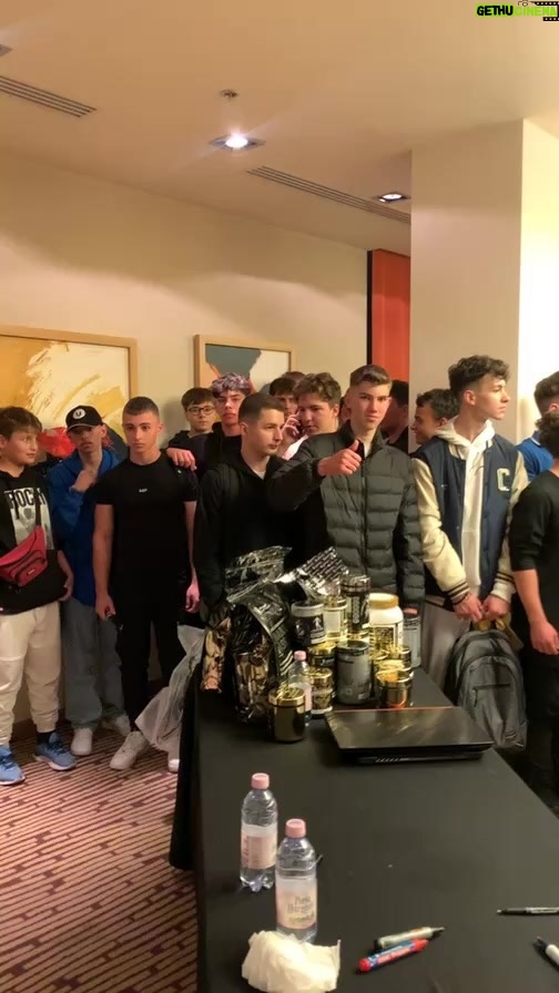 Kevin Levrone Instagram - Romania Sibiu 🇷🇴 I appreciate everyone and thank you for coming out. #onelove #fanfamily No one left empty handed my team and I stayed till the last person was properly greeted. I do what I do because Gods grace over my life. He has given me this platform to share my life deepest struggles to help strengthen you. With him all things are possible just hold on and I promise your life will fall into place. I love you guys, remember your not alone. Do more for others then you do for yourself. I’ll see you again soon! #kevinlevrone #levrone #onelove #uncrownking Sibiu, Romania