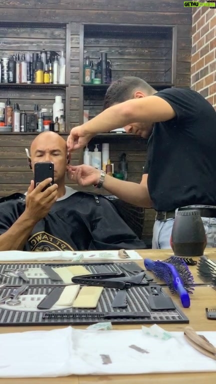Kevin Levrone Instagram - Got a fresh cut in Georgia 🇬🇪 brother on point. 15 min prep & 45 min straight razor 🪒 Georgia (country)