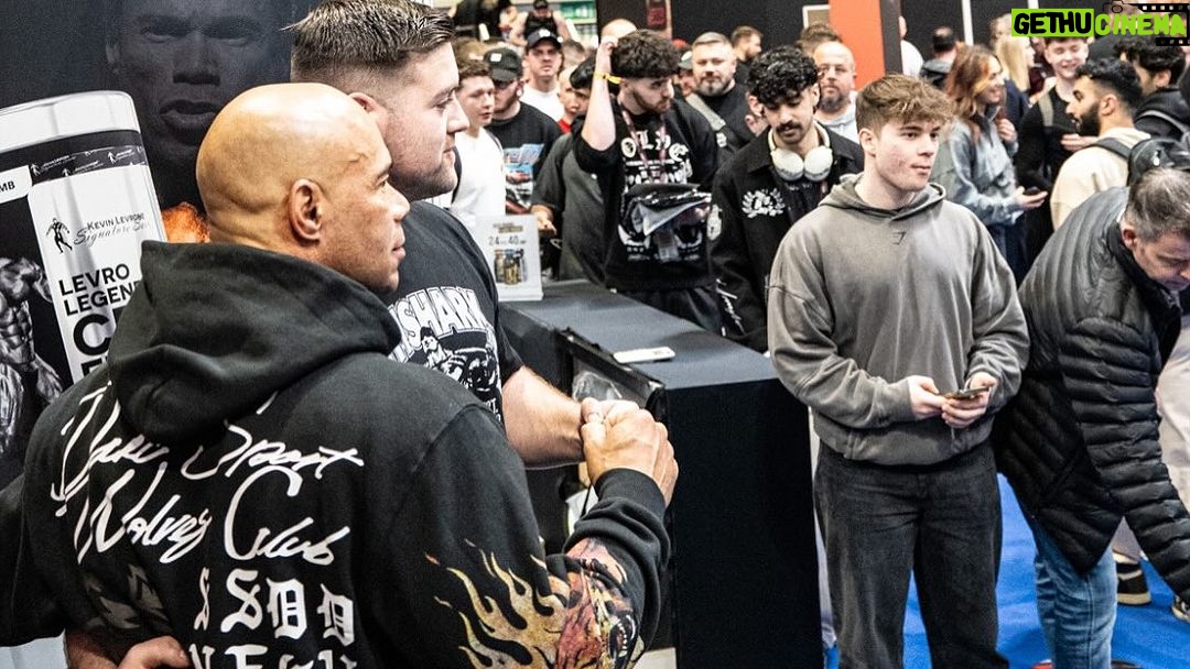 Kevin Levrone Instagram - England 🏴 we salute you. Amazing turnout in Birmingham. My team @levrone_signature_series and I appreciate each and everyone who showed up to say hello. No one leaving empty handed and it was my complete honor to meet each and every single person. You my fan family is the reason why I stand 9 hrs at the booth on my feet from Friday doors opening until Sunday doors closing. I can’t thank you enough without the fans none of this would be possible. I thank you for sharing your testimonies with me, just know you’re not alone. When you think your life is falling apart it’s fallen into place. God Be The Glory. ❤️👊🏽 #onelove #levrone #levronesupplements #levrone_signature_series Film By: @mw_multimedia appreciate you!