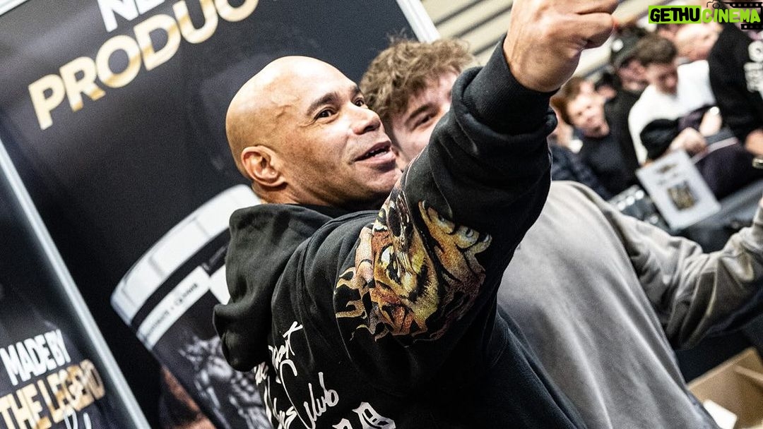 Kevin Levrone Instagram - England 🏴 we salute you. Amazing turnout in Birmingham. My team @levrone_signature_series and I appreciate each and everyone who showed up to say hello. No one leaving empty handed and it was my complete honor to meet each and every single person. You my fan family is the reason why I stand 9 hrs at the booth on my feet from Friday doors opening until Sunday doors closing. I can’t thank you enough without the fans none of this would be possible. I thank you for sharing your testimonies with me, just know you’re not alone. When you think your life is falling apart it’s fallen into place. God Be The Glory. ❤️👊🏽 #onelove #levrone #levronesupplements #levrone_signature_series Film By: @mw_multimedia appreciate you!