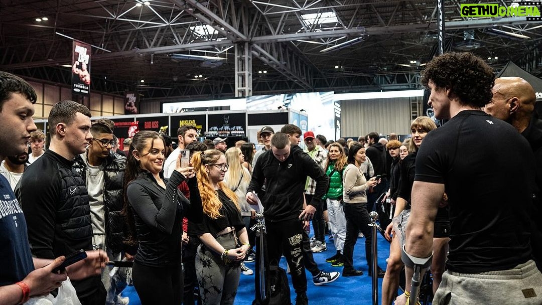 Kevin Levrone Instagram - England 🏴 we salute you. Amazing turnout in Birmingham. My team @levrone_signature_series and I appreciate each and everyone who showed up to say hello. No one leaving empty handed and it was my complete honor to meet each and every single person. You my fan family is the reason why I stand 9 hrs at the booth on my feet from Friday doors opening until Sunday doors closing. I can’t thank you enough without the fans none of this would be possible. I thank you for sharing your testimonies with me, just know you’re not alone. When you think your life is falling apart it’s fallen into place. God Be The Glory. ❤️👊🏽 #onelove #levrone #levronesupplements #levrone_signature_series Film By: @mw_multimedia appreciate you!