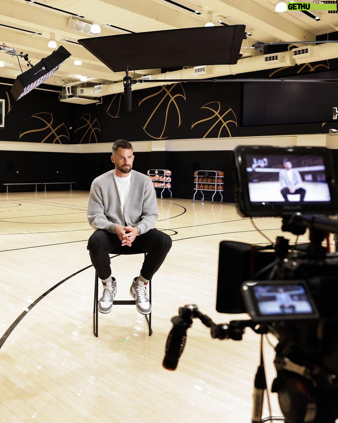 Kevin Love Instagram - @kevinlove stopped by NBPA HQ for a @linkedinnews Catalyst interview, where he openly discussed his struggles with his mental health and shared valuable techniques he uses for maintaining mental well-being. Watch the full interview at the link in our bio.