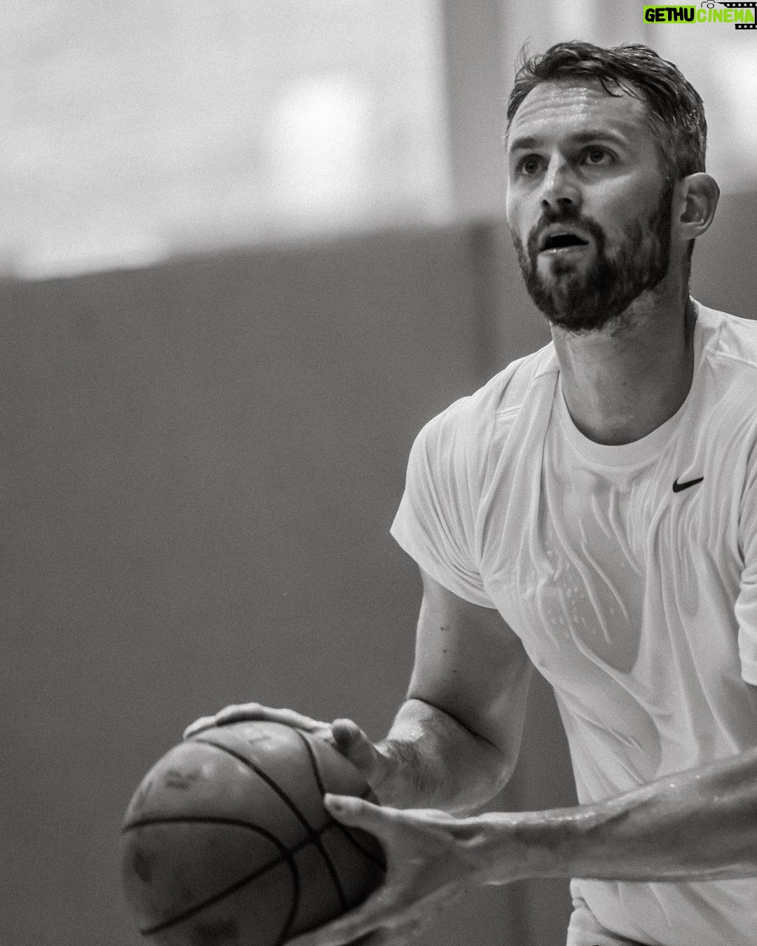 Kevin Love Instagram - Still. 🤝🏻 Manhattan, New York