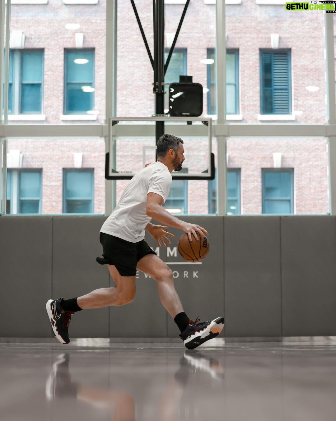 Kevin Love Instagram - Still. 🤝🏻 Manhattan, New York