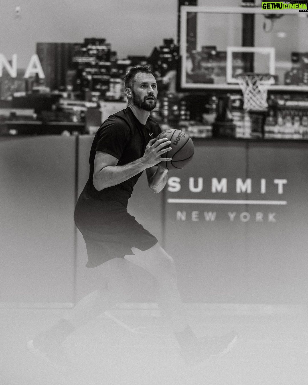 Kevin Love Instagram - Still. 🤝🏻 Manhattan, New York