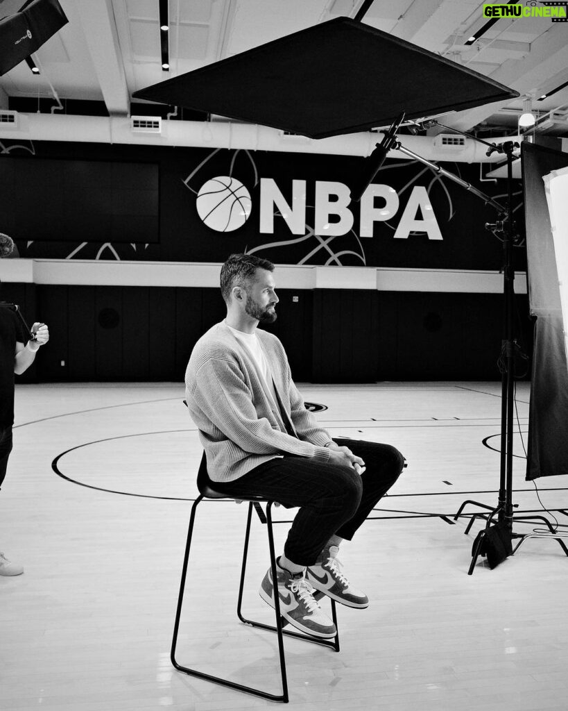 Kevin Love Instagram - @kevinlove stopped by NBPA HQ for a @linkedinnews Catalyst interview, where he openly discussed his struggles with his mental health and shared valuable techniques he uses for maintaining mental well-being. Watch the full interview at the link in our bio.