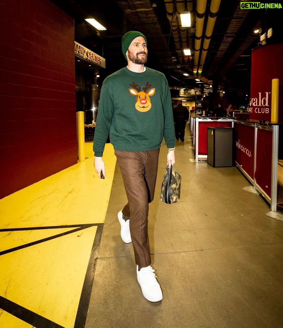 Kevin Love Instagram - Happy Holidays 🦌 Cleveland, Ohio