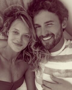 Kevin Love Instagram - My Valentine then. My Valentine now. My Valentine always. 🌹🌹🌹