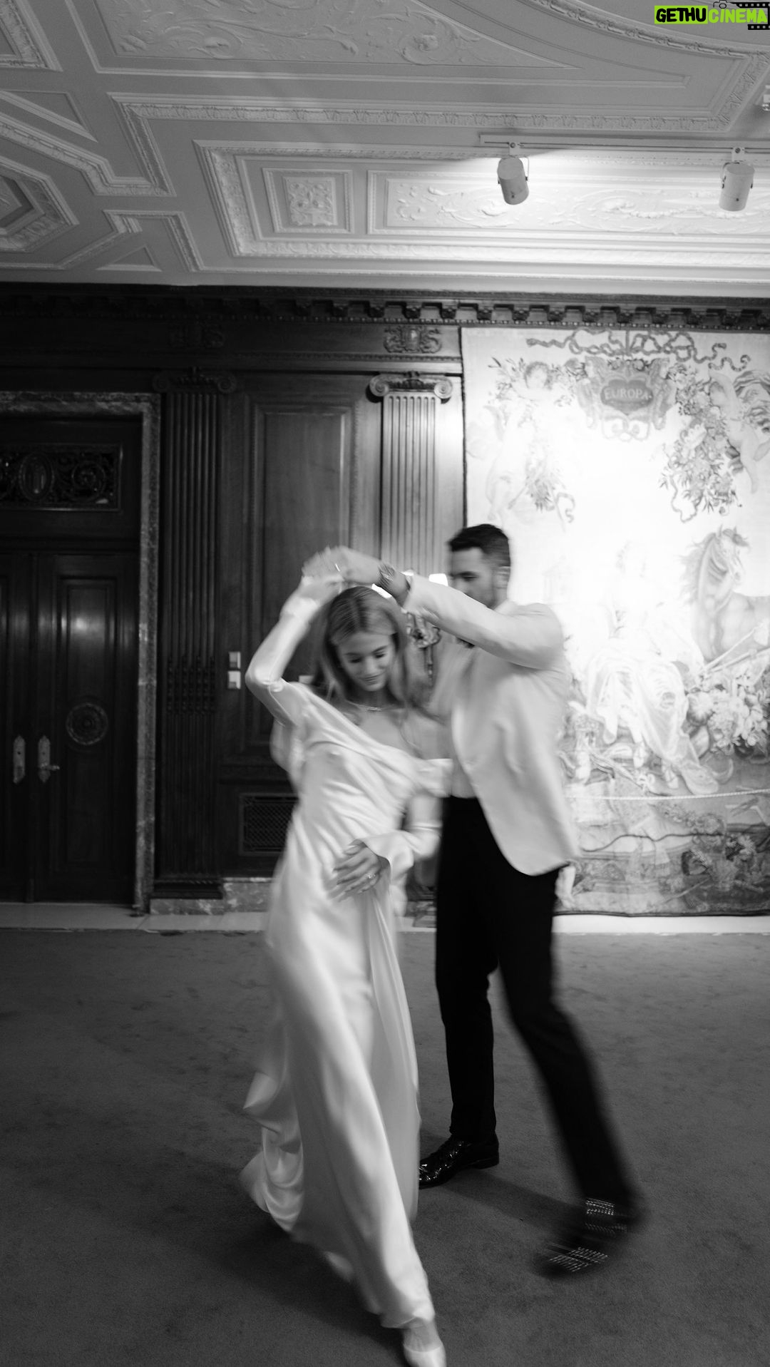 Kevin Love Instagram - Heart full with a library of memories. Has it really been 1 year already? Happy Anniversary @katelove 🫶🏻❤️ NYPL The New York Public Library
