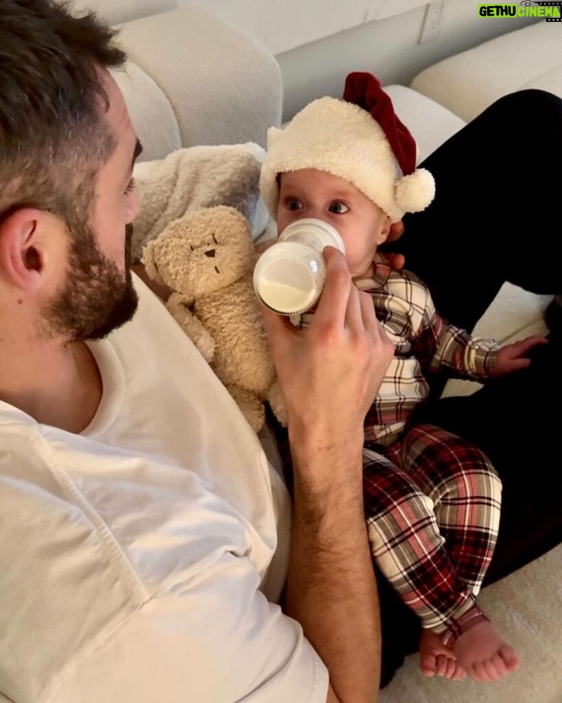 Kevin Love Instagram - We wish you a Merry Christmas!!! 🎅🏻🎄⛄️ Miami, Florida