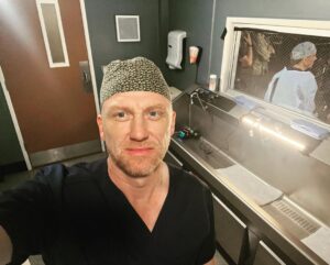 Kevin McKidd Instagram - Shooting my final scene of season 19 @greysabc while simultaneously editing the FIRST HOUR of our amazing finale that I directed! Its been real folks!! #bts #greysanatomy