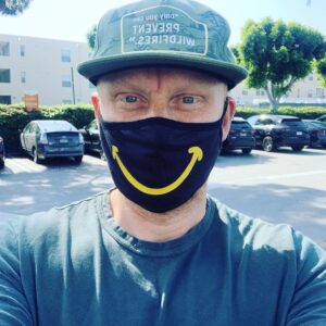 Kevin McKidd Instagram - Saturday morning grocery trip;) #smileyface #socialdistancing #wearamask . Have YOU listened to our charity song #leavealighton ?? Go to links in my BIO to LISTEN AND TO DONATE!! #foodbanks @trusselltrust