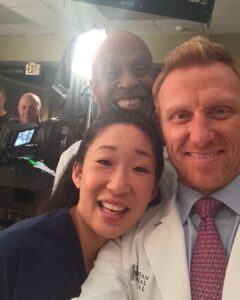 Kevin McKidd Instagram - In honor of the 18th anniversary of @greysabc , my phone TODAY popped up with this #bts pic form exactly 9 YEARS AGO today !!! @iamsandraohinsta @therealjamespickens and Steve Ullman camera man in the BG and me. Happy anniversary xx!!!!