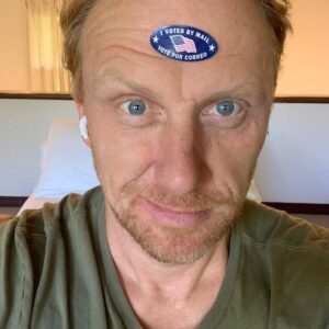 Kevin McKidd Instagram - #vote #votebidenharris2020 #voteearly2020 #votebluetosaveamerica🇺🇸💙