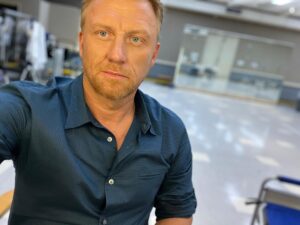 Kevin McKidd Instagram - Day 1 back at it! So grateful and happy to see everyone and start telling new stories together! @greysabc