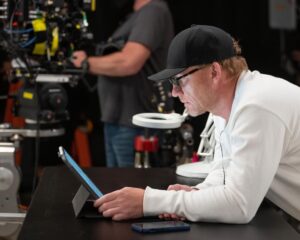 Kevin McKidd Instagram - Guess who’s directing the #GreysAnatomy Season 20 premiere! 🤩