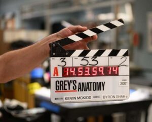 Kevin McKidd Instagram - Guess who’s directing the #GreysAnatomy Season 20 premiere! 🤩