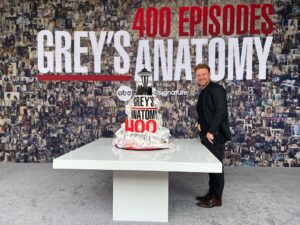 Kevin McKidd Instagram - 400th episode and we all cannot believe it’s real!! Thankyou Thankyou @shondarhimes @kristavernoff @therealdebbieallen @abcnetwork and EVERY SINGLE crew member  guest star and writer , editor etc etc who has made this once in a life time thing HAPPEN ! Here is to another 400!;)) MOST OF ALL All our love goes to the fans across the globe who we owe ALL of these blessings to ! Kev xxx