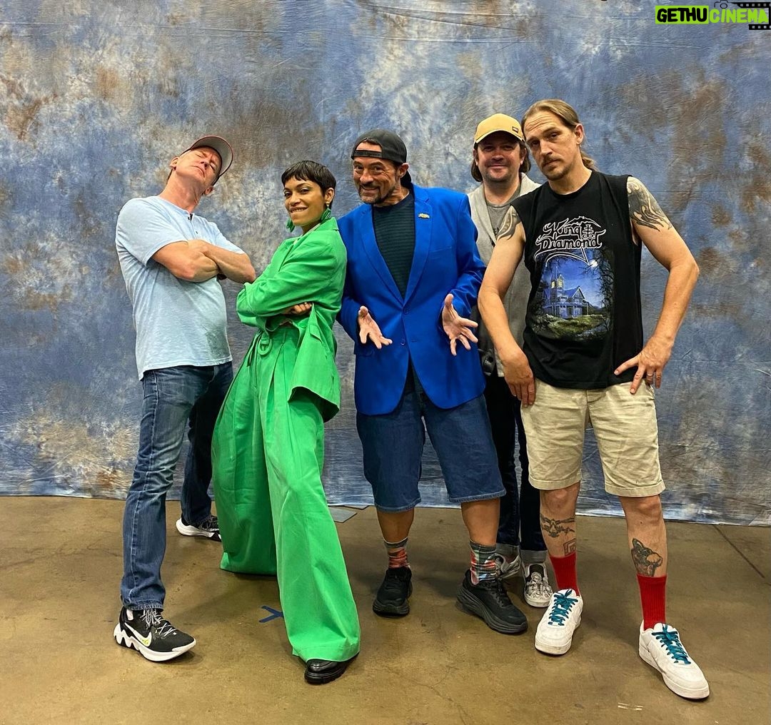 Kevin Smith Instagram - Last weekend I was at @fanexpodallas, where I saw some old friends and met some new ones! 1) The kids from @clerksmovie: #jeffanderson, @rosariodawson, #trevorfehrman & @jayandsilentbob (aka me & @jaymewes). 2) Silent Bob & Buckaroo Banzai: @real_deal_dr_peter_weller & me. 3) Silent Bob & Brodie: @jasonlee & me. 4) Jay, Stingray & Silent Bob: @paulwhausergram from @cobrakaiseries. Paul joined me & Jay for #jayandsilentbobgetold and he was an excellent addition! Hear the show at #thatkevinsmithclub! 5) Darth Maulrats & Silent Bob. 6) An inked fan with #jayandsilentbob on his leg. 7) Silent Bob & Becky: @ahsokaofficial star #rosariodawson. 8) Mallrats Too: me, #jasonlee & #jasonmewes. 9) Me & Silent Bob. 10) #jaymewes drew this dick chart at my signing table to size up me, him, and his newborn son Lucien. Clearly, I’m at a deficit. Does this look like a good time? If you think so, then join me & my friends at @theastronomicon in Livonia #michigan THIS WEEKEND! #KevinSmith #dallasfanexpo #fanexpodallas