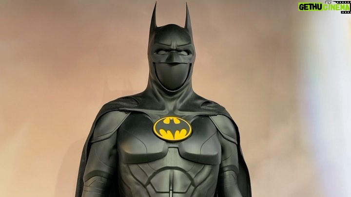 Kevin Smith Instagram - TONIGHT at @smodcastlecinemas! Batman returns! Keaton in the cowl! Come see Worlds Collide when you WATCH WITH KEV: @dctheflash! Pre-show auction at 7pm! Group discussion after the flick! Get tickets at the door or at the link in my bio! (If you can’t be with us on Thursday, I’ll be there FRIDAY and SATURDAY too!) #KevinSmith #theflash