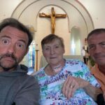 Kevin Smith Instagram – 20 years ago today, my Dad died. So this morning, my brother Don and I took our Mom to church. Shockingly, the roof didn’t cave in on the director of DOGMA. The mass was celebrated in memory of Pop – a man who shaped my life, both literally and figuratively before he left this world. Two decades back, my whole family happened to be in Philadelphia at the same time – so they all came to my #wizardworldphilly Q&A. After the Q&A, we went to dinner at @mortonssteak: @jenschwalbach, me, Dad, Donald, @donsgirlgrace, @virginia_in_vienna & her husband Eric (Don’s husband Jerry was stuck in Florida), where we had the time of our lives for the last time in his life. After a memorable meal with the family he co-created, Dad died in the wee hours of the following morning, June 1, 2003. A portion of his ashes have resided with me since his cremation, as a constant reminder of the quiet patriarch without whom I wouldn’t even exist. My sister has long maintained that I based Silent Bob on Dad – the guy who said very little unless he had something funny or insightful to impart (ironically, that would mean Jay is based on my Mom). I don’t know if I got Silent Bob from Dad, but I got nearly everything else. In the pic of me at the lectern, the bald spot in the front row is my Father – who fed me Standup comedy albums as a kid and loved to watch me talk to a crowd, knowing those records made an impact on his youngest son. While growing up, Dad took me to the movies all the time too – so he likely knew both  my careers as a storyteller came indirectly from his unintentional influence. I’m happy he got to meet @harleyquinnsmith (he was a big fan), but he’s been gone twenty years and I still miss him. So if you can (and if you wanna), hug your Dads for me today, Kids. And if you’re in Toronto on Friday or Jersey on Saturday, come see me at the @sandersoncentrebrantford or @smodcastlecinemas. That sounds like a self-serving plug because it is – but it’s also in memory of a guy who’d still be in the front row watching me if he could. Miss you, Pop. Rest in Power. #KevinSmith #dad #mementomori