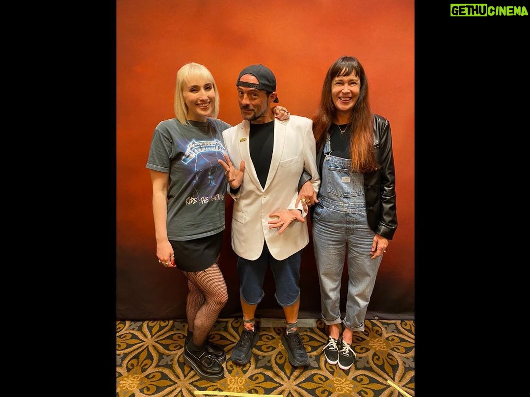 Kevin Smith Instagram - Crew Askew is in lovely Livonia, Michigan this weekend signing stuff and taking pics at @theastronomicon! These are my precious people without whom there would be no #clerks, no #clerks2 or no @clerksmovie. The #askewniverse would be pretty empty without @jaymewes, @briancohalloran, #jeffanderson, #trevorfehrman, @marilynghigliotti or @jenschwalbach (and the missing @rosariodawson, who we were with 2 weeks ago at @fanexpodallas). And my world would be empty without @harleyquinnsmith, who is also in #michigan taking family photos with me & Jen. We’ll be at #astronomicon again all day today (before I head down to Florida to see my Mom), so roll up to #burtonmanor if you wanna get stuff signed or take pics with me and the fine folks who’ve made my dreams come true! Big thanks to the Astronomicon kids for collecting us all in the same place for a real life version of #chroniccon from #jayandsilentbobreboot! #KevinSmith