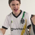 Kevin Vechiatto Instagram – SEGUE O VICE PORQUE O LÍDER DISPAROU 🤪

Com 100% de aproveitamento até agora, nossos dragões honram o manto e garantem a vaga para os play-offs! Agora ninguém para nóis, bora conquistar a vaga pro Major e o título da #BlastR6 🏆 #GoBD