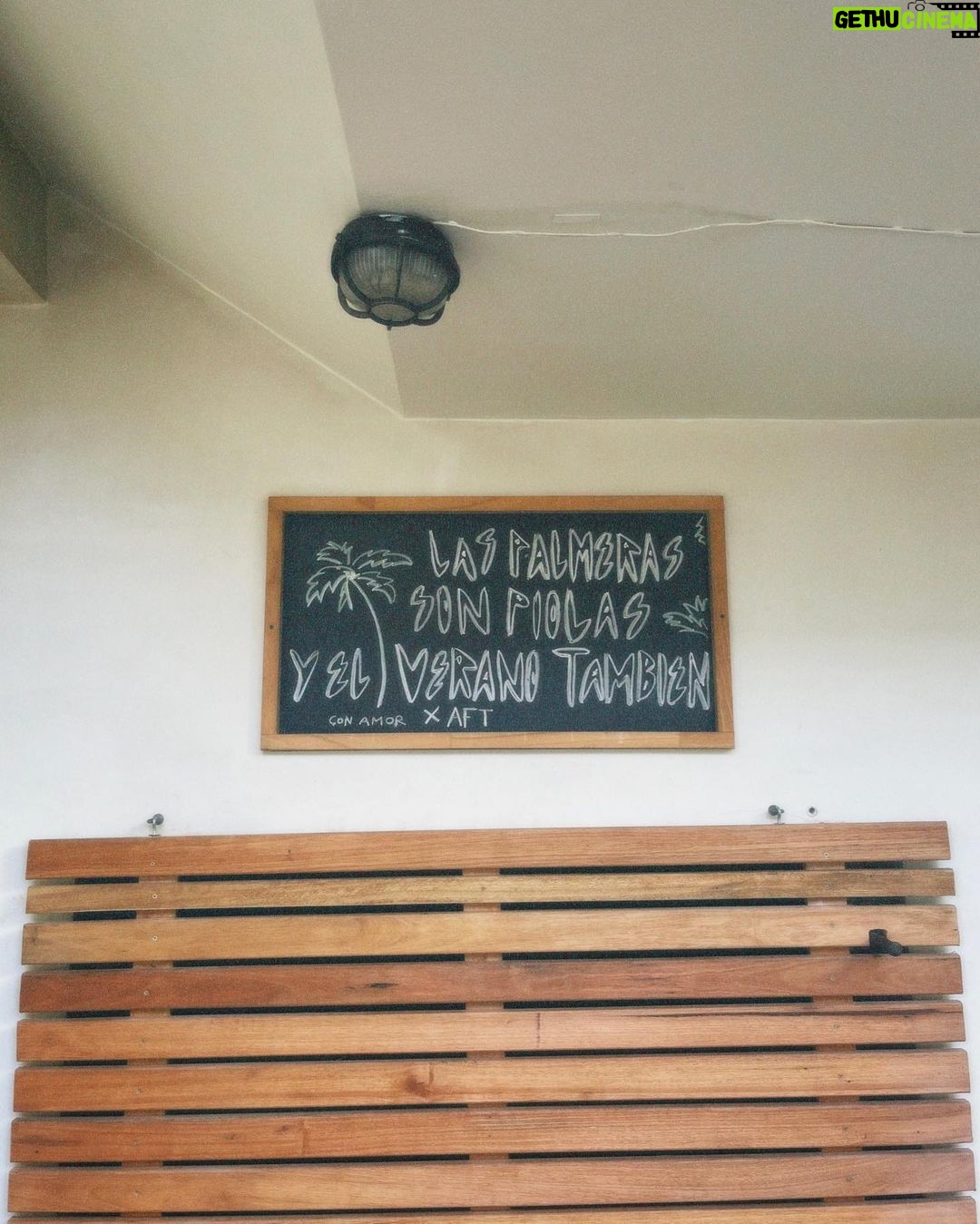 Kevsho Instagram - siempre fui una persona que prefiere más el frío, pero tengo que admitir que en este momento estoy conectando mucho con el verano y hace años no me pasaba. la playa, pasar mucho tiempo en el mar como cuando era chiquito, el protector solar, los atardeceres, la joda, compartir con mis vínculos, estar viviendo por un tiempo en la ciudad donde viví toda mi vida, los amaneceres, todo. se siente lindo y quería dejarlo por escrito. 🫶🏼 Mar del Plata, Argentina