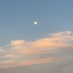 Kevsho Instagram - siempre fui una persona que prefiere más el frío, pero tengo que admitir que en este momento estoy conectando mucho con el verano y hace años no me pasaba. la playa, pasar mucho tiempo en el mar como cuando era chiquito, el protector solar, los atardeceres, la joda, compartir con mis vínculos, estar viviendo por un tiempo en la ciudad donde viví toda mi vida, los amaneceres, todo. se siente lindo y quería dejarlo por escrito. 🫶🏼 Mar del Plata, Argentina
